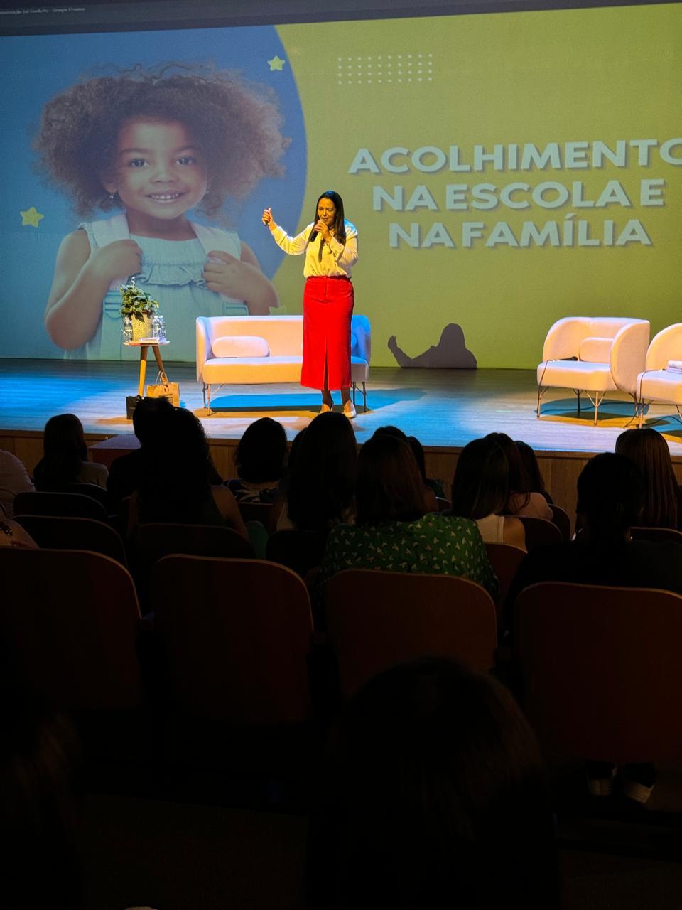 Sol Conforto conduzindo uma palestra sobre acolhimento na escola e na família